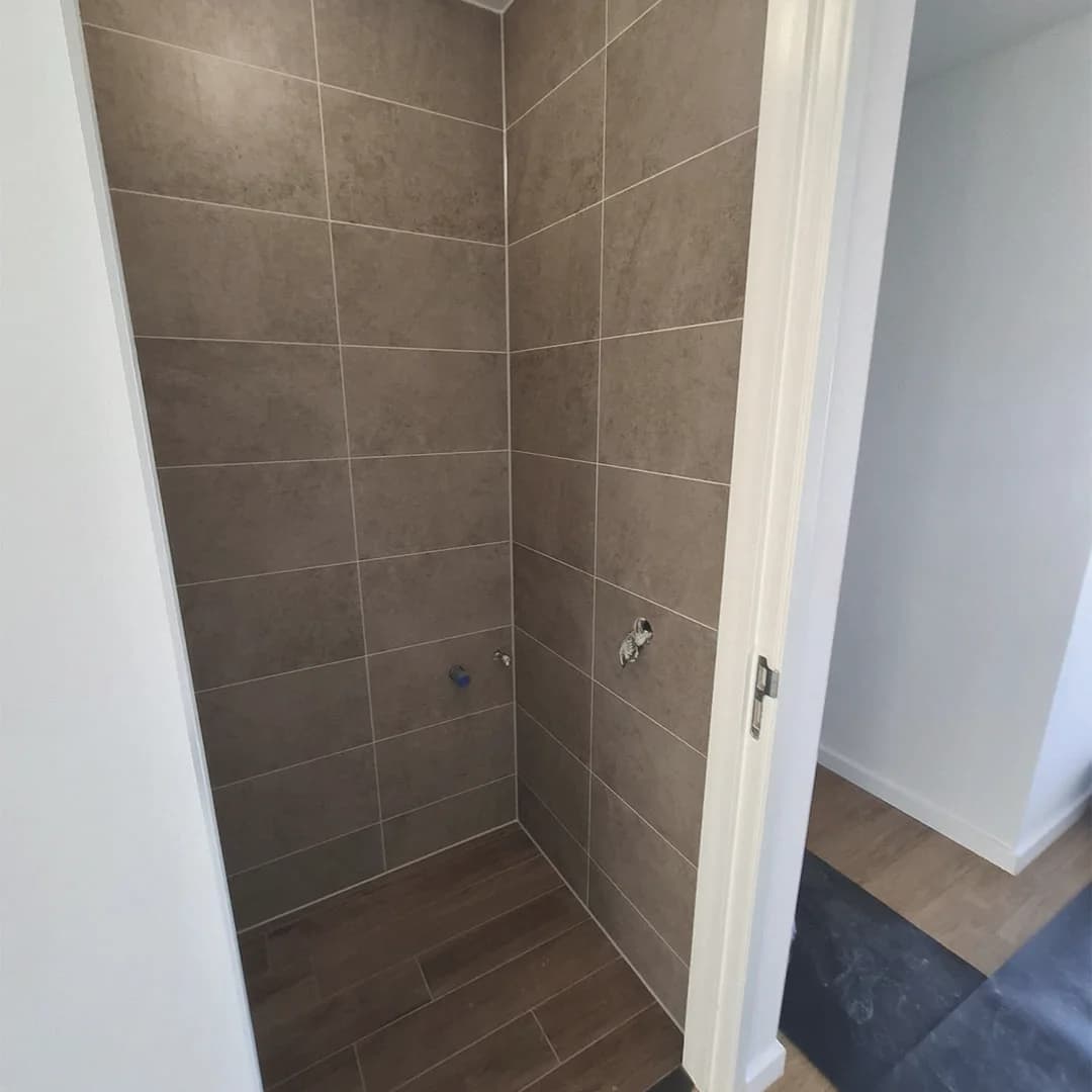 Strakke woonkamer-vloer in betonlook, foto 2