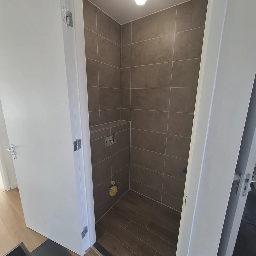 Strakke woonkamer-vloer in betonlook, foto 3