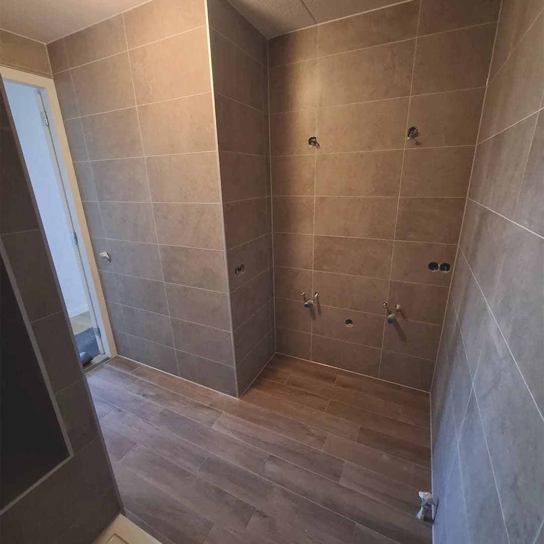 Strakke woonkamer-vloer in betonlook, foto 4