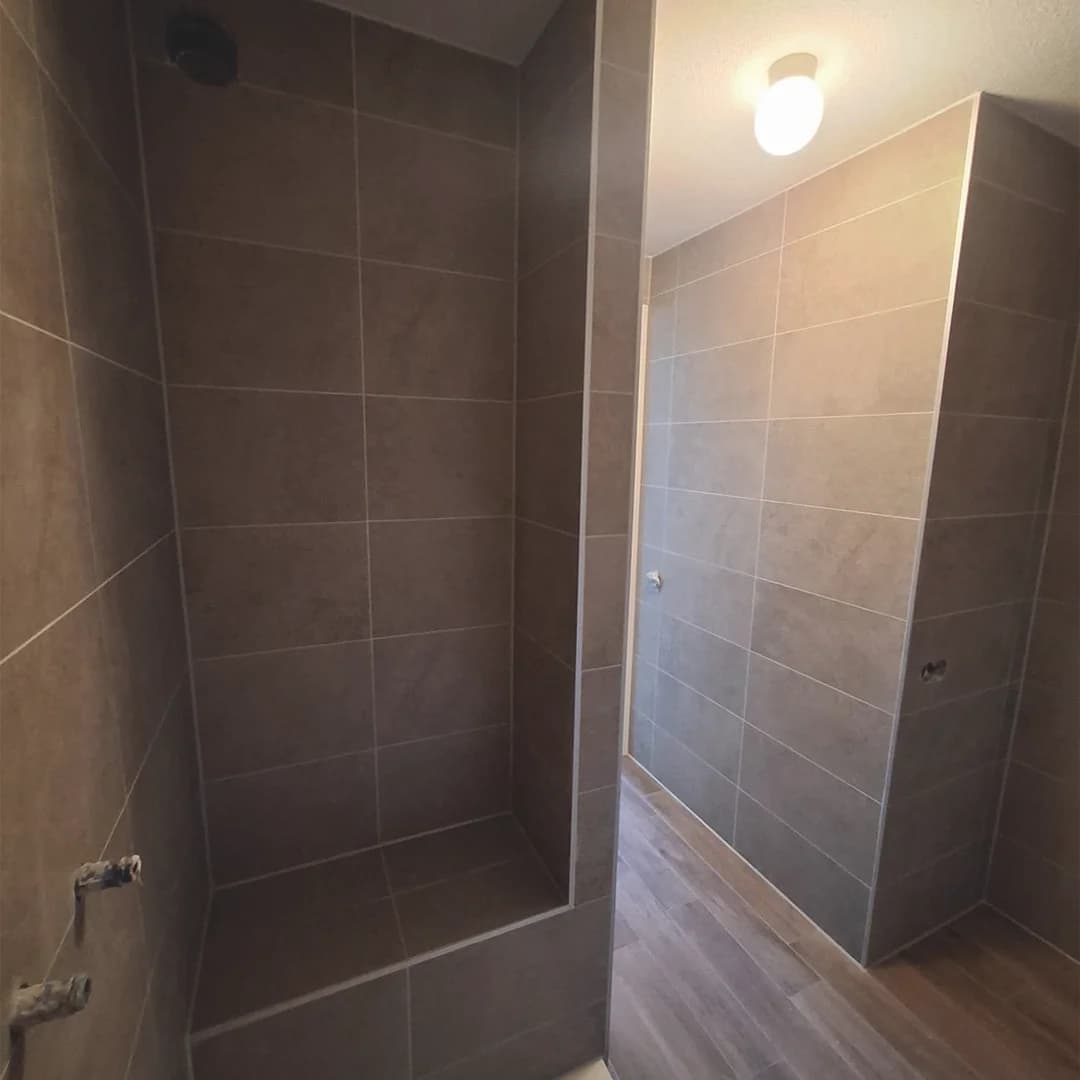 Strakke woonkamer-vloer in betonlook, foto 5
