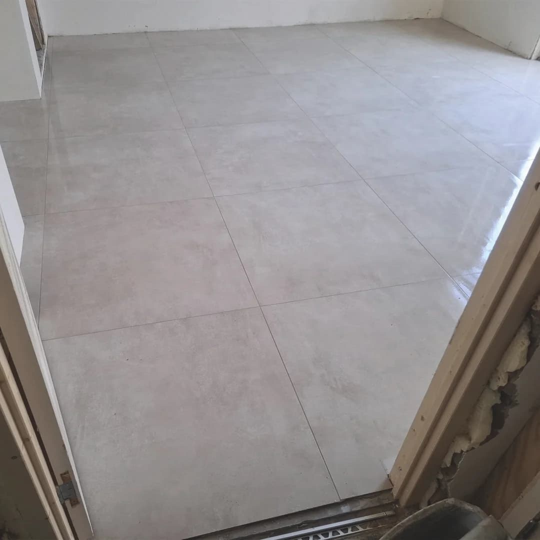 Moderne badkamer met grootformaat tegels