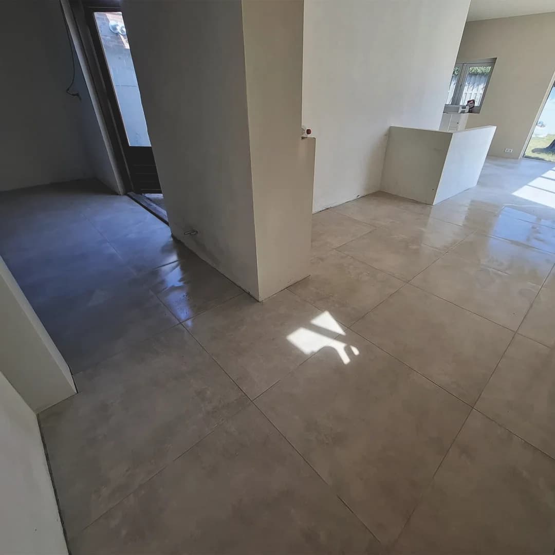 Moderne badkamer met grootformaat tegels, foto 3